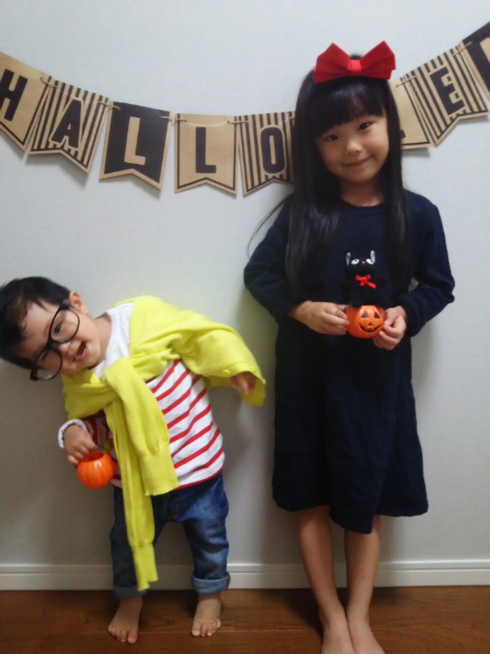 ブラック系のワンピースを着用したキッズの秋コーディネートの1枚目の写真