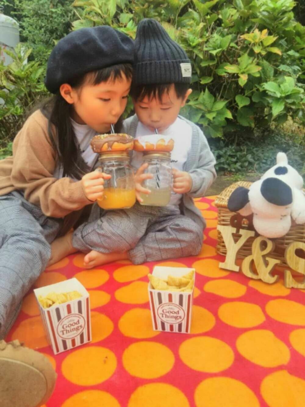 グレー系のパンツ、ブラウン系のカーディガン/ボレロ、ホワイト系のTシャツ/カットソーを着用したキッズの秋コーディネートの1枚目の写真