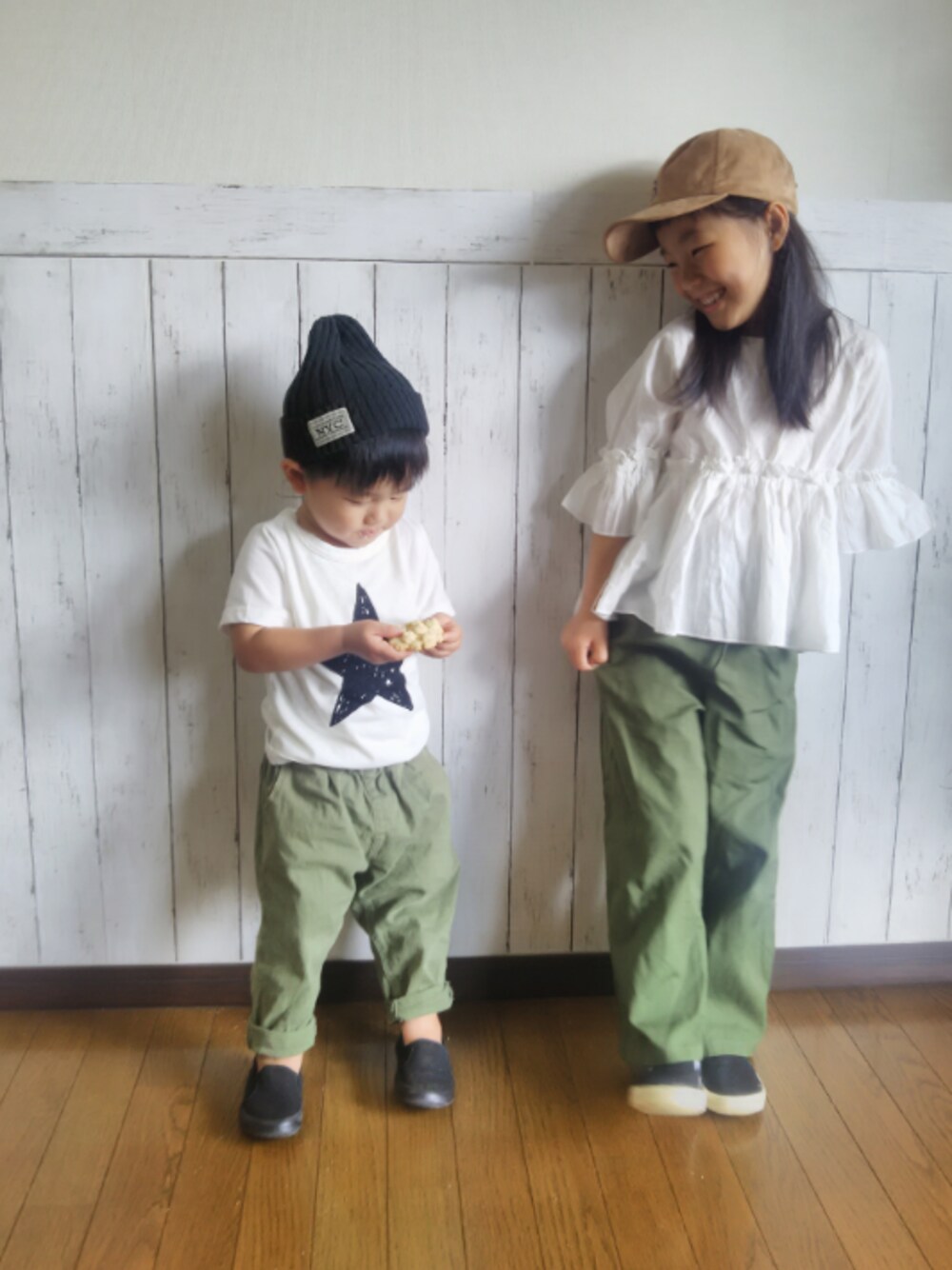 グリーン系のパンツ、ホワイト系のTシャツ/カットソー、ホワイト系のシャツ/ブラウスを着用したキッズの秋コーディネートの1枚目の写真