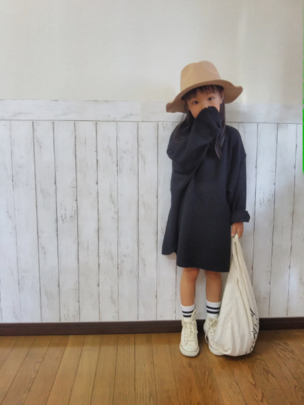 ブラック系のTシャツ/カットソー、ホワイト系のスニーカー、ベージュ系のハットを着用したキッズの秋コーディネートの1枚目の写真