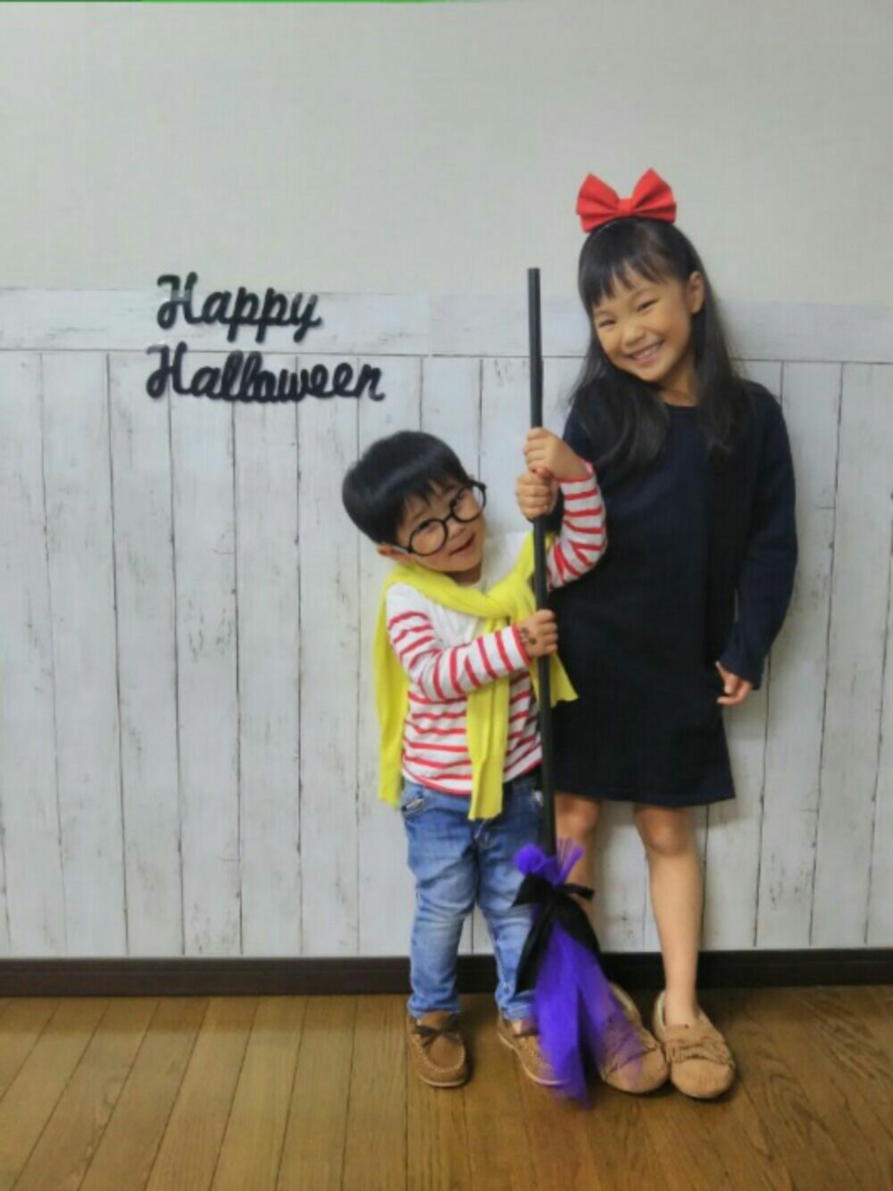 ホワイト系のTシャツ/カットソー、ブラック系のワンピース、ブラウン系のモカシン/デッキシューズを着用したキッズの秋コーディネートの1枚目の写真