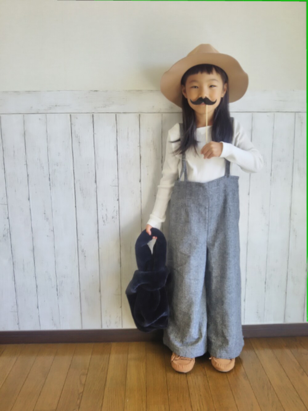 「秋のコーデ、チャオパニックティピー(CIAOPANIC TYPY)、サロペット、グレンチェック、3coins、ファーバッグ、UNIQLO、女の子、モカシン」｜「CIAOPANIC TYPYの【WEB限定】キッズグレンチェックサスペンダー付きワイドパンツ（その他パンツ、ホワイト系）」を使った、yuuu_soooさん（キッズ・110cm）の秋コーディネートの1枚目の写真