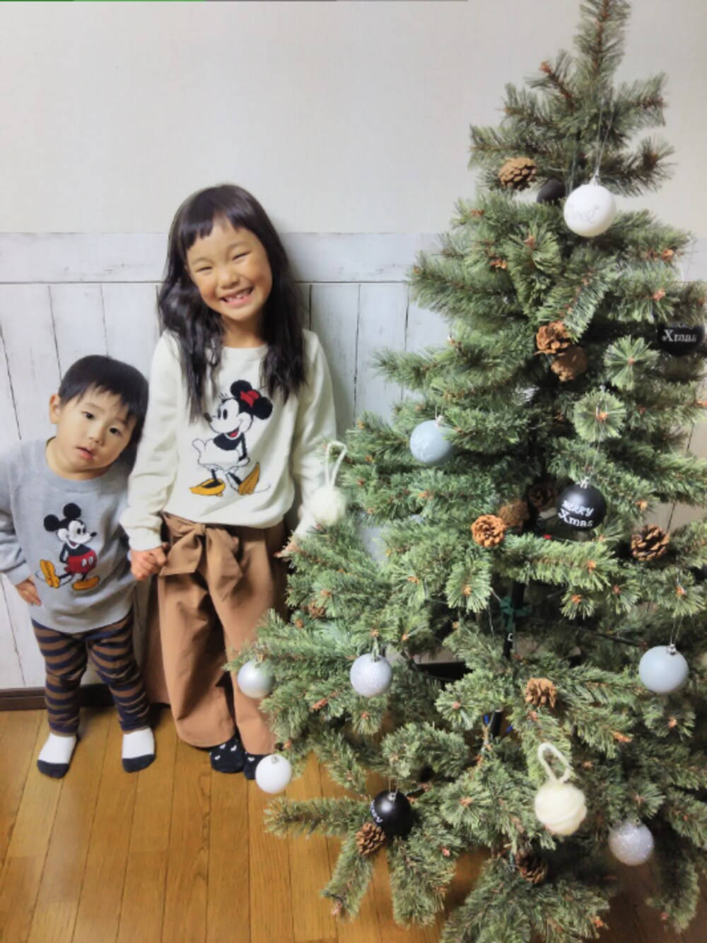 ホワイト系のニット/セーター、グレー系のニット/セーター、ブラウン系のパンツを着用したキッズの秋コーディネートの1枚目の写真