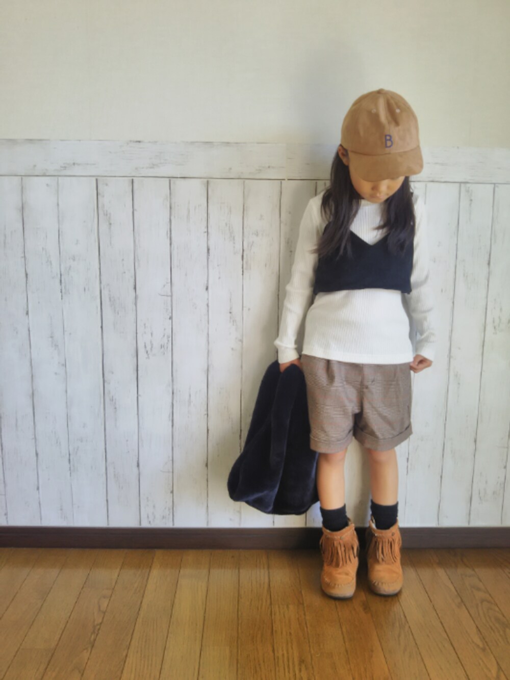 ブラック系のキャミソール、ホワイト系のTシャツ/カットソー、ブラック系のトートバッグを着用したキッズの秋コーディネートの1枚目の写真