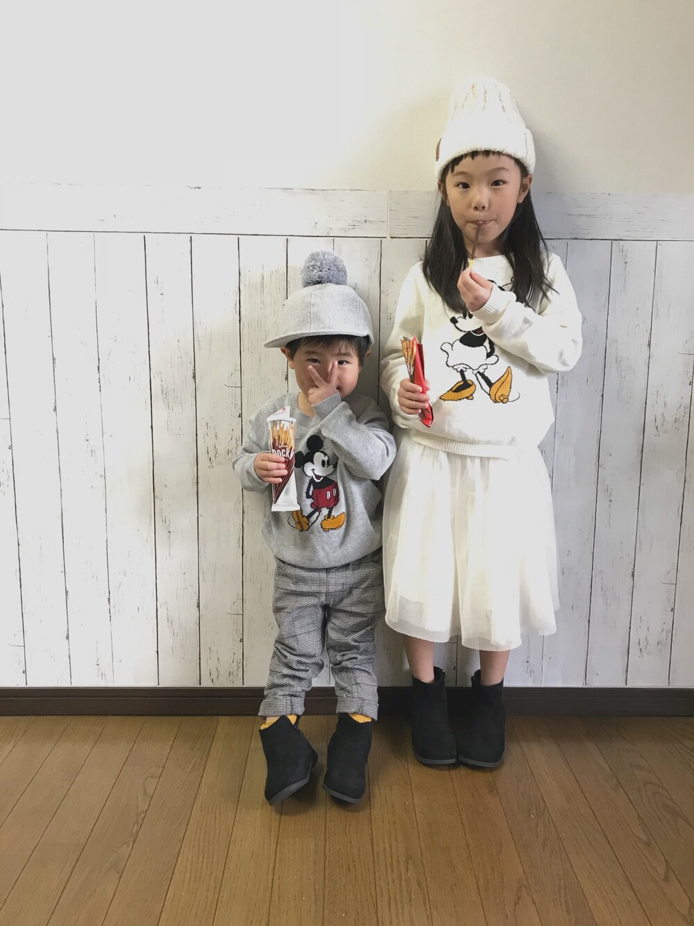 「シンプル、ユニクロ、ミッキー、姉弟、ワントーンコーデ、カジュアルコーデ、リンクコーデ、姉弟コーデ、グレンチェック」｜「UNIQLOのアイテム（ニット/セーター、グレー系）」を使った、yuuu_soooさん（キッズ・110cm）の秋コーディネートの1枚目の写真