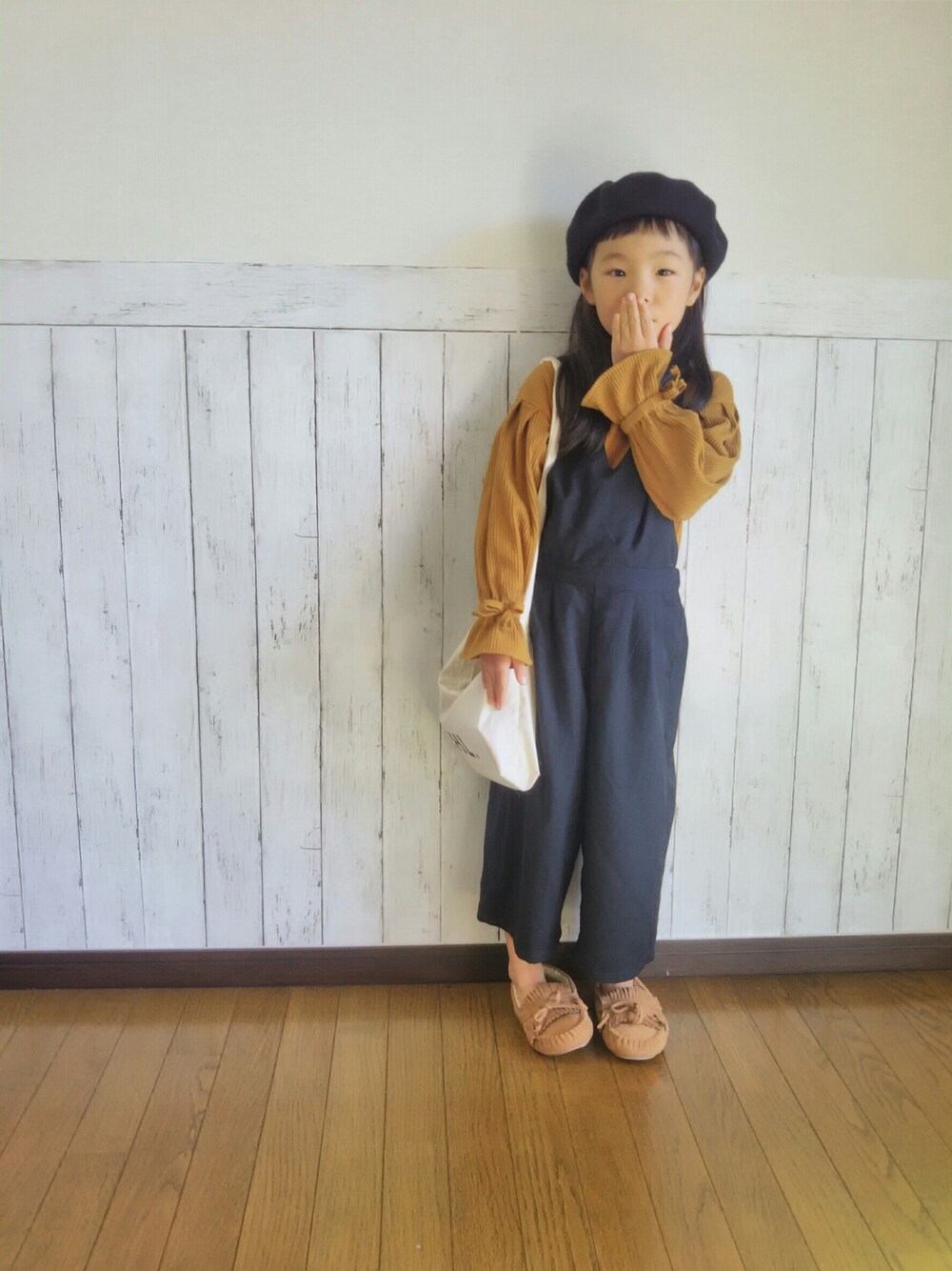 「女の子、キッズコーデ、サロペット、グローバルワーク(GLOBAL WORK)、GU、3coins、ベレー帽、シンプルコーデ」｜「GUのアイテム（Tシャツ/カットソー、イエロー系）」を使った、yuuu_soooさん（キッズ・110cm）の秋コーディネートの1枚目の写真