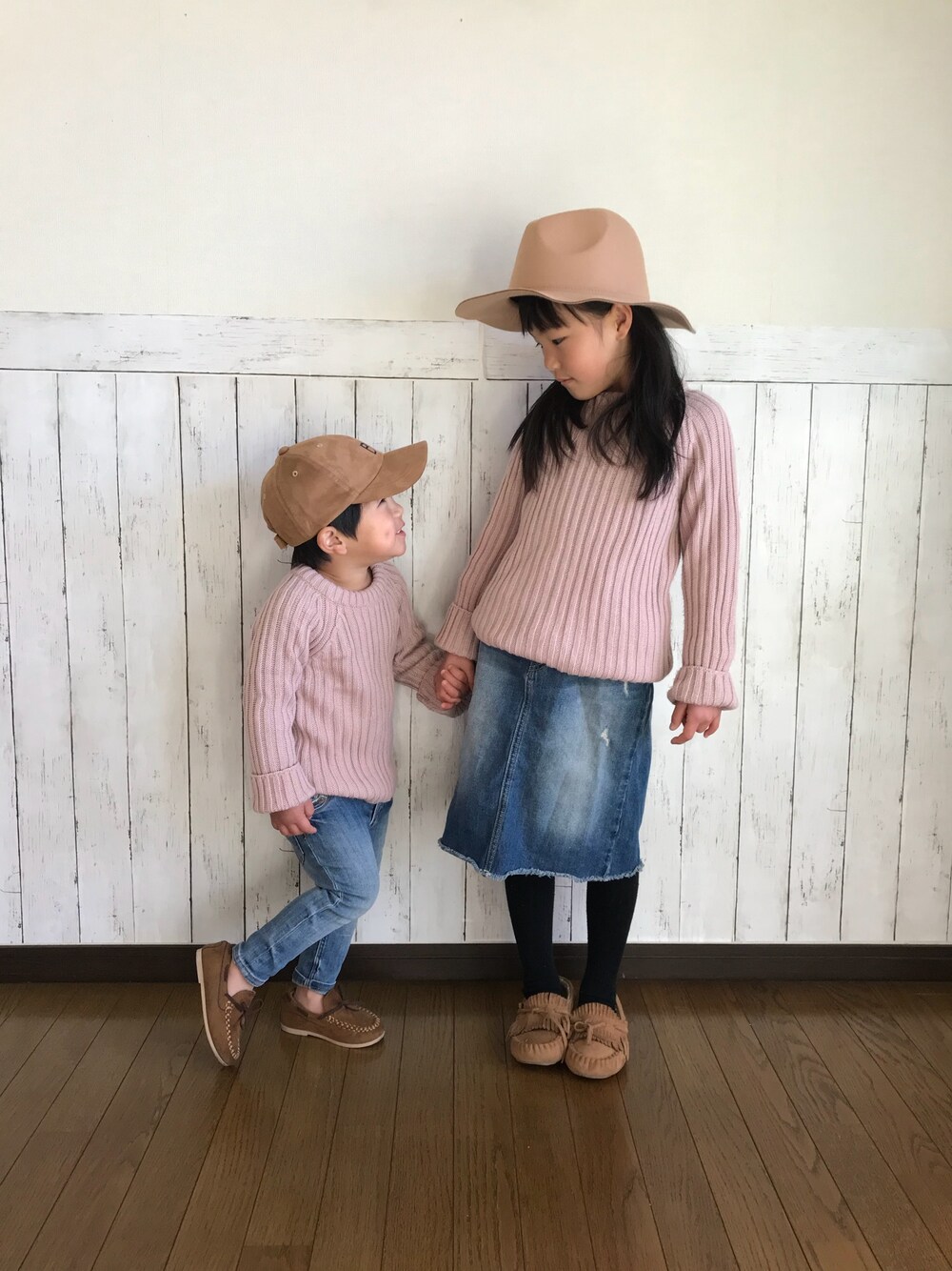 「キッズファッション、カジュアルコーデ、姉弟、デニム、リンクコーデ、韓国子供服、くすみピンク、リブニット」｜「韓国子供服のアイテム（ニット/セーター、ピンク系）」を使った、yuuu_soooさん（キッズ・110cm）の冬コーディネートの1枚目の写真