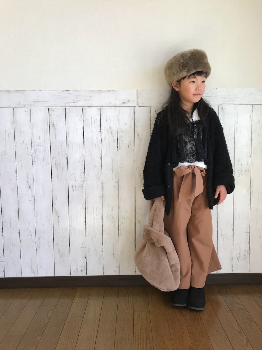 「おんなのこ、冬コーデ、キッズコーデ、ロシアン帽、ファーバッグ、ループカーディガン、ライトオン、おしゃれさんと繋がりたい」｜「しまむらのアイテム（カーディガン/ボレロ、ブラック系）」を使った、yuuu_soooさん（キッズ・110cm）の冬コーディネートの1枚目の写真