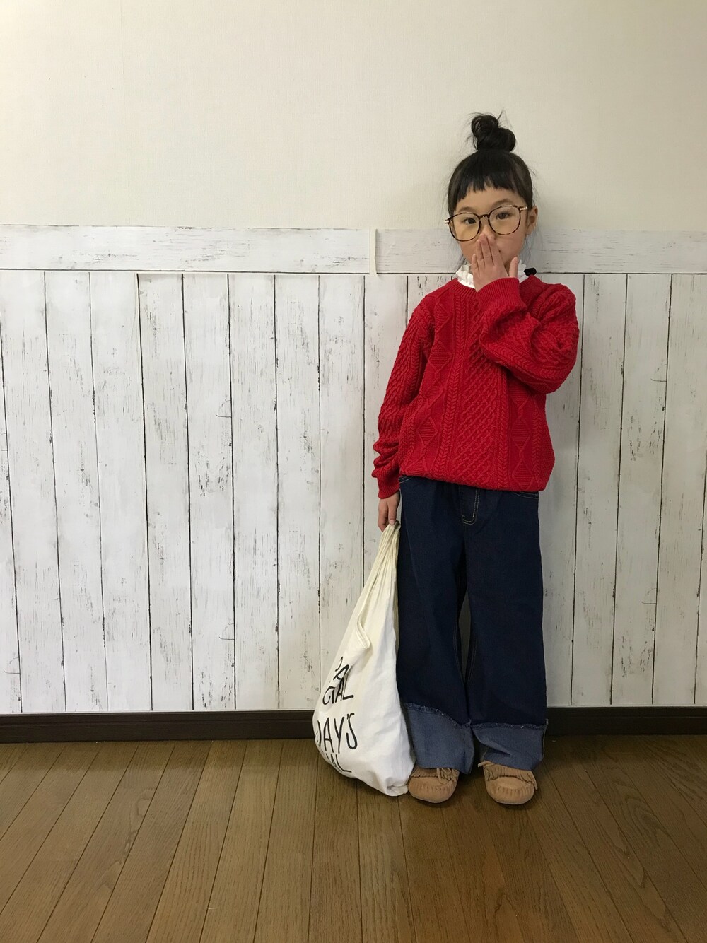 「カジュアル、キッズコーデ、ケーブルニット、ワイドパンツ、つけ襟、フリルネック、おだんごヘアー、赤ニット、グローバルワーク(GLOBAL WORK)、メガネ女子」｜「GLOBAL WORKの【キッズ】アラエルケーブルニットプルオーバー17/762104（ニット/セーター、レッド系）」を使った、yuuu_soooさん（キッズ・110cm）の冬コーディネートの1枚目の写真