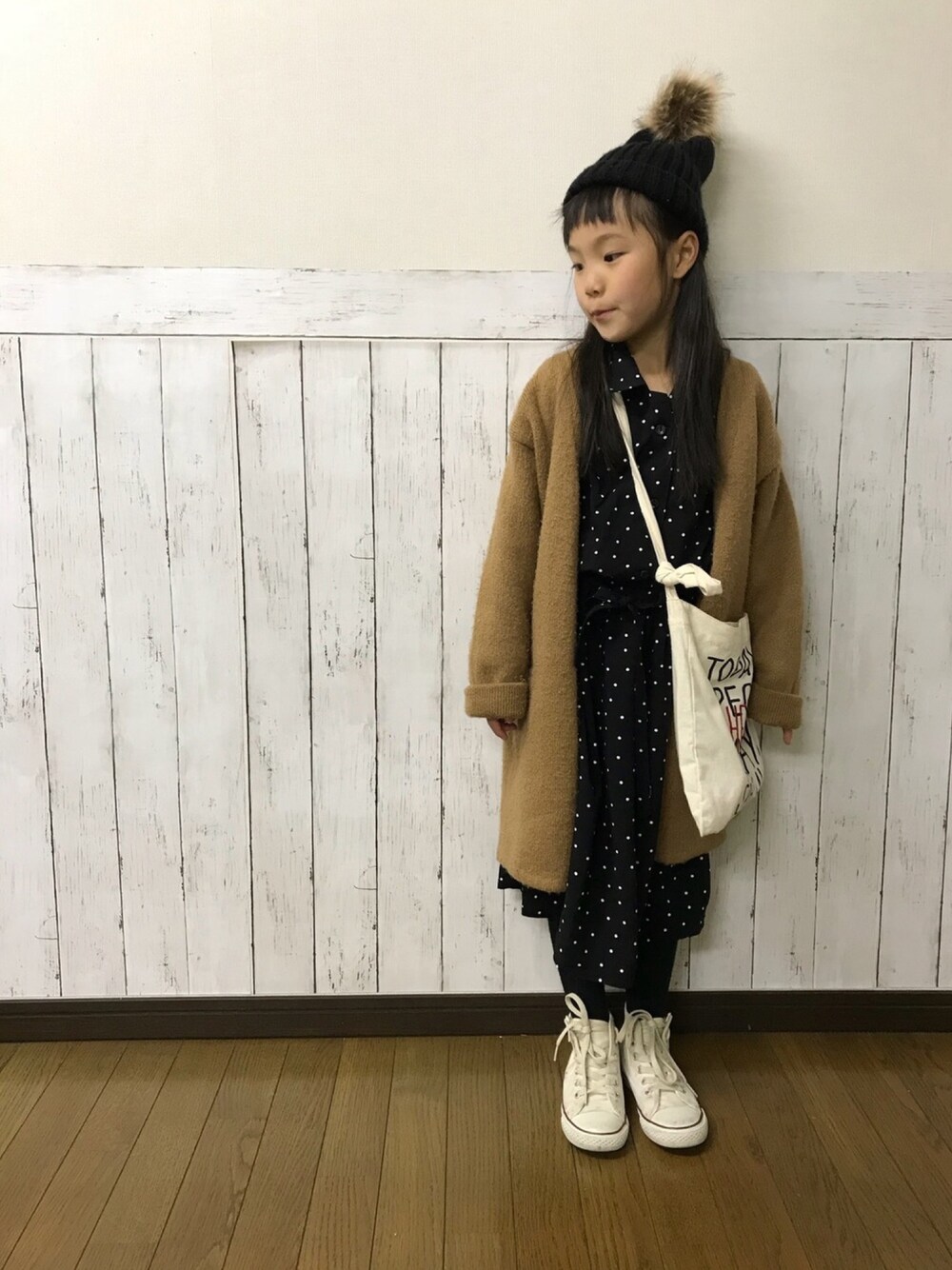 「キッズコーデ、ドット、ドットワンピ、グローバルワーク(GLOBAL WORK)、コーディガン、カジュアル、女の子」｜「GLOBAL WORKの【キッズ】セッケツガウンカーデ/766677（カーディガン/ボレロ、ブラウン系）」を使った、yuuu_soooさん（キッズ・110cm）の冬コーディネートの1枚目の写真
