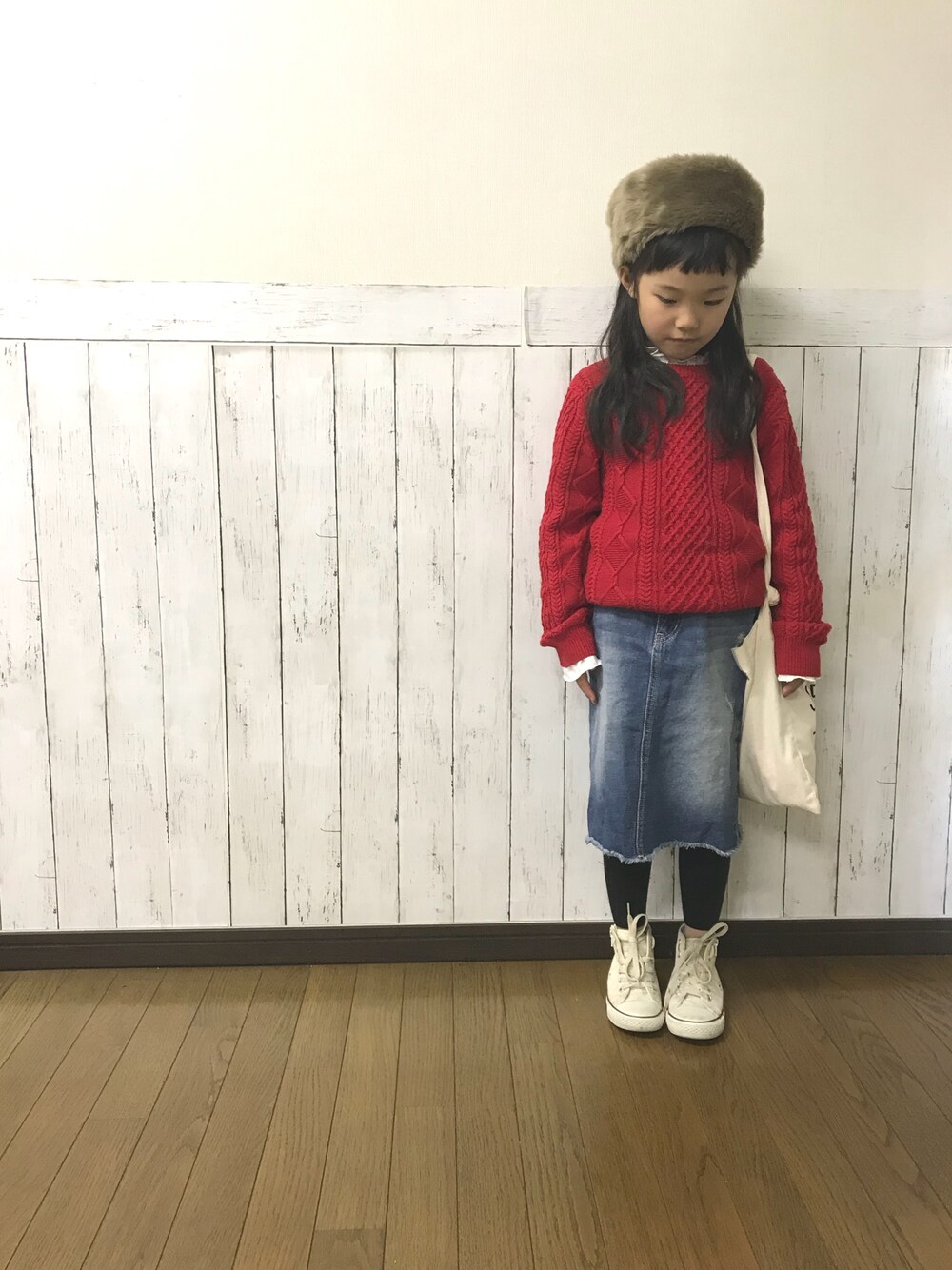 「おしゃれさんと繋がりたい、女の子、フリルトップス、ケーブルニット、グローバルワーク(GLOBAL WORK)、デニムスカート、アプレレクール、キッズコーデ」｜「GLOBAL WORKの【キッズ】アラエルケーブルニットプルオーバー17/762104（ニット/セーター、レッド系）」を使った、yuuu_soooさん（キッズ・110cm）の冬コーディネートの1枚目の写真