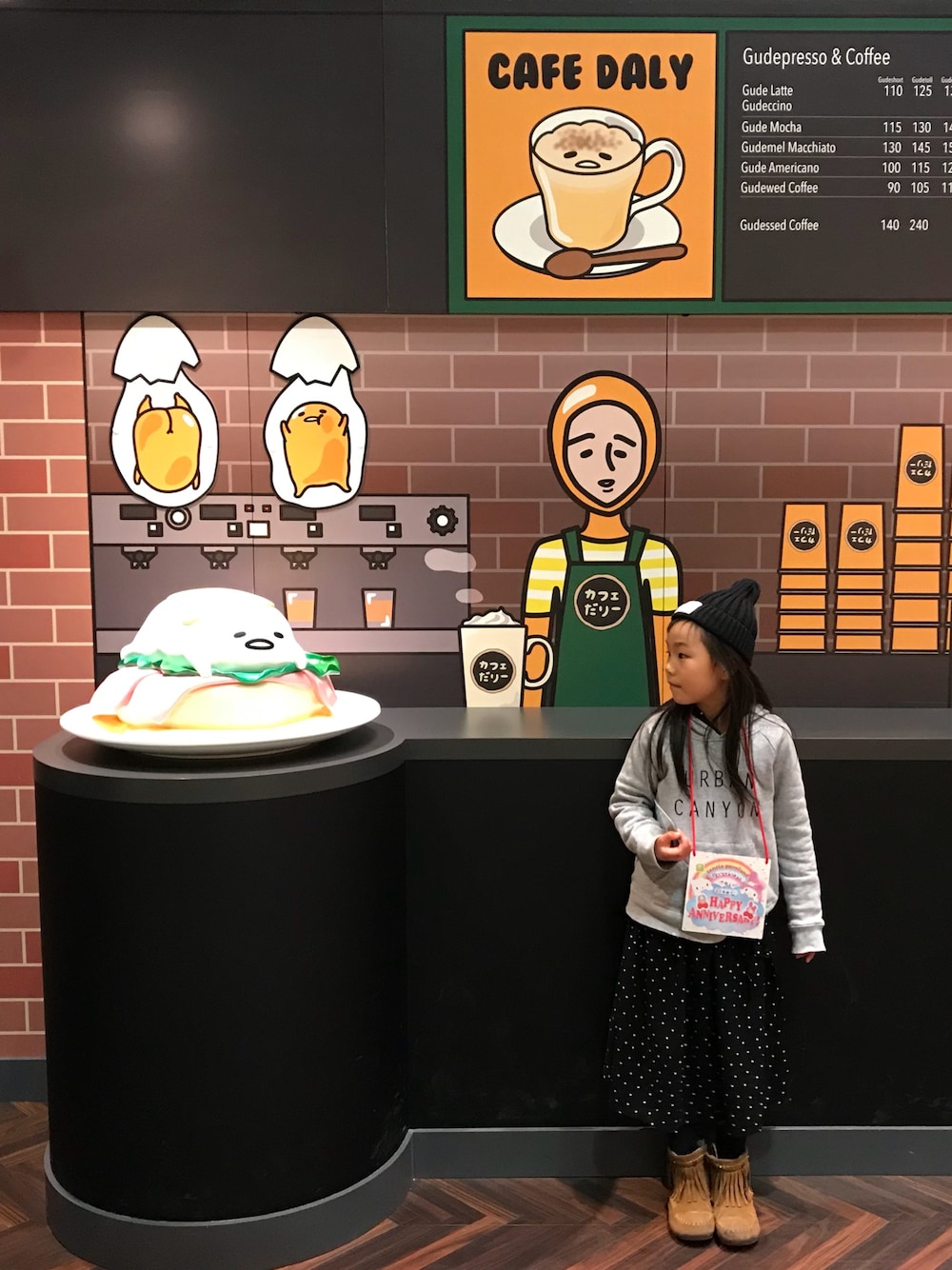 「カジュアル、ドット、おんなのこ、キッズコーデ、ドットワンピ、グローバルワーク(GLOBAL WORK)、パーカー、サンリオピューロランド」｜「GLOBAL WORKのアイテム（パーカー、グレー系）」を使った、yuuu_soooさん（キッズ・110cm）の冬コーディネートの1枚目の写真