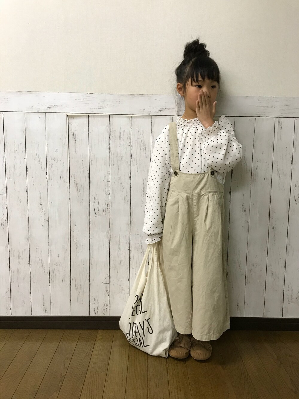 「春コーデ、ドット、フリルトップス、サロペット、グローバルワーク(GLOBAL WORK)、GU、モカシン、キッズコーデ、女の子」｜「GLOBAL WORKの【キッズ】フリルネックブラウス長袖/779976（シャツ/ブラウス、その他）」を使った、yuuu_soooさん（キッズ・110cm）の春コーディネートの1枚目の写真