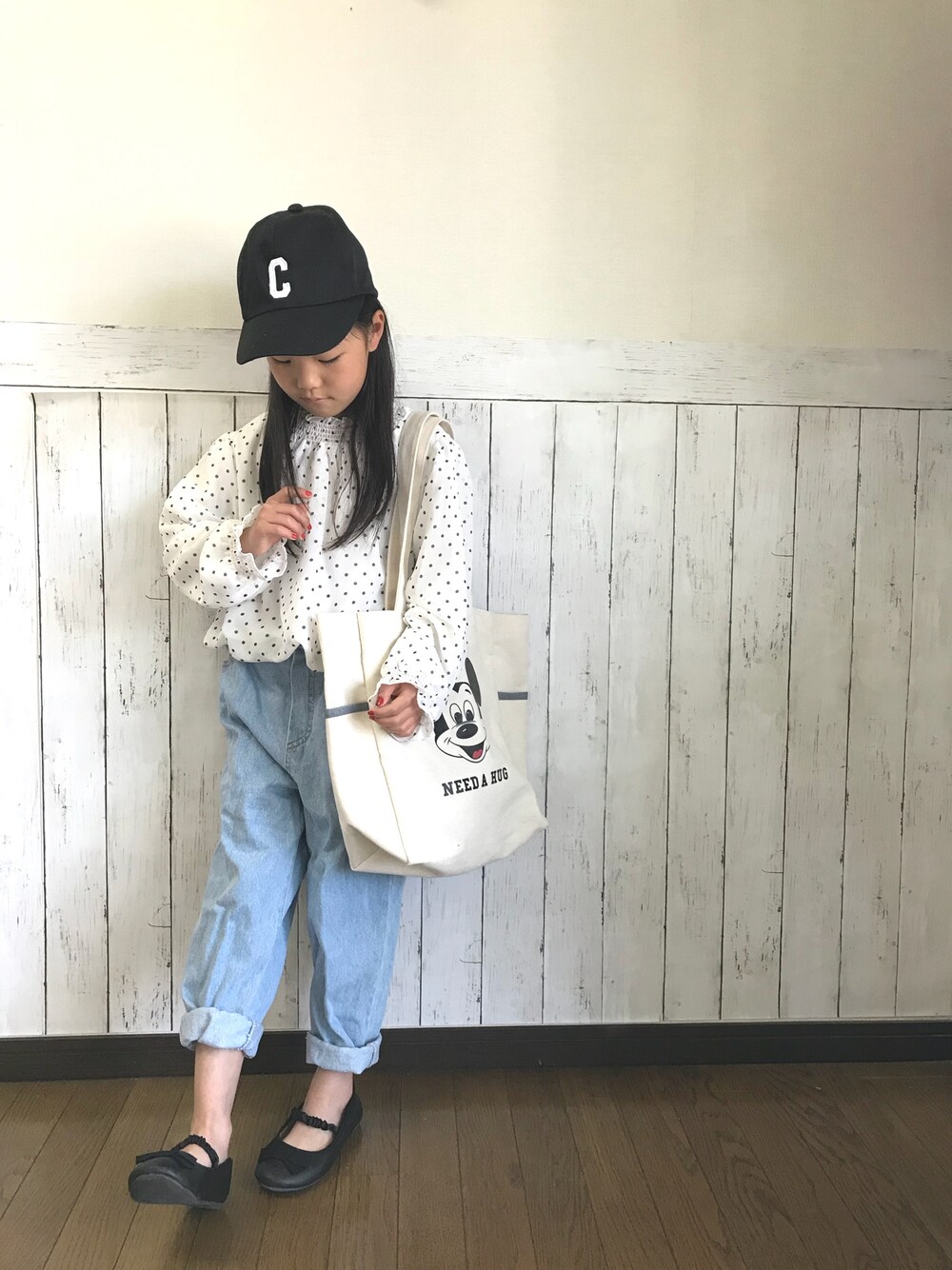 「女の子、キッズコーデ、フリルトップス、デニム、カジュアルコーデ、キャップ、グローバルワーク(GLOBAL WORK)、おしゃれさんと繋がりたい、バレエシューズ、ミッキー」｜「付録のアイテム（トートバッグ、ホワイト系）」を使った、yuuu_soooさん（キッズ・110cm）の春コーディネートの1枚目の写真