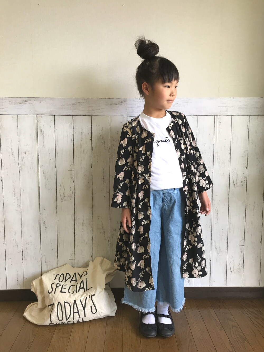 「女の子コーデ、花柄ワンピース、デニム、アイロンプリント、おだんごヘアー、キッズコーデ、バレエシューズ、ライトオン」｜「Right-onのアイテム（ワンピース、ブラック系）」を使った、yuuu_soooさん（キッズ・110cm）の春コーディネートの1枚目の写真