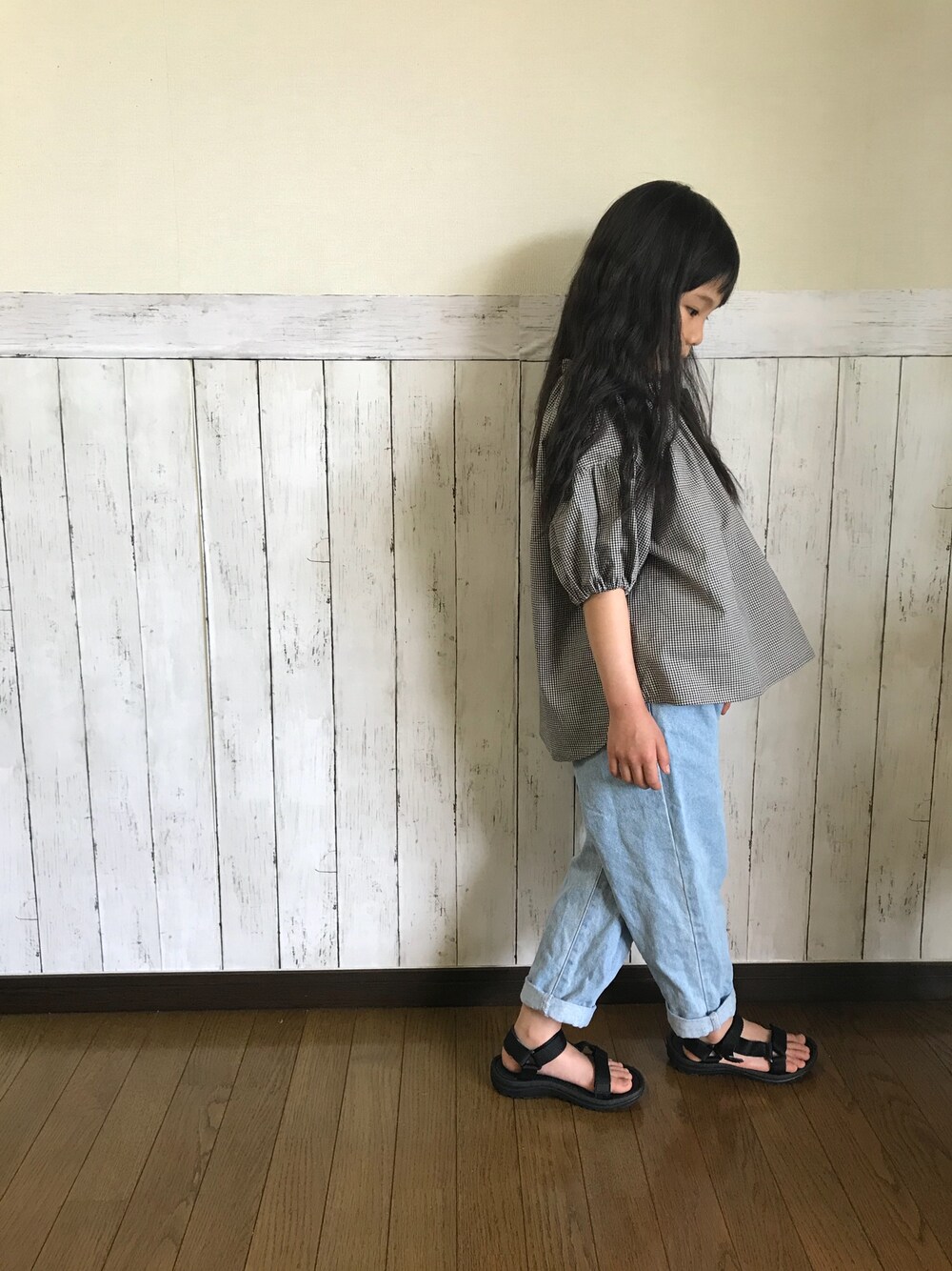 「キッズコーデ、スポサン、デニム、ブラウス、ギンガムチェック、女の子、カジュアル、キッズファッション」｜「ばあばmade ✨❤️のアイテム（シャツ/ブラウス、ブラック系）」を使った、yuuu_soooさん（キッズ・110cm）の春コーディネートの1枚目の写真