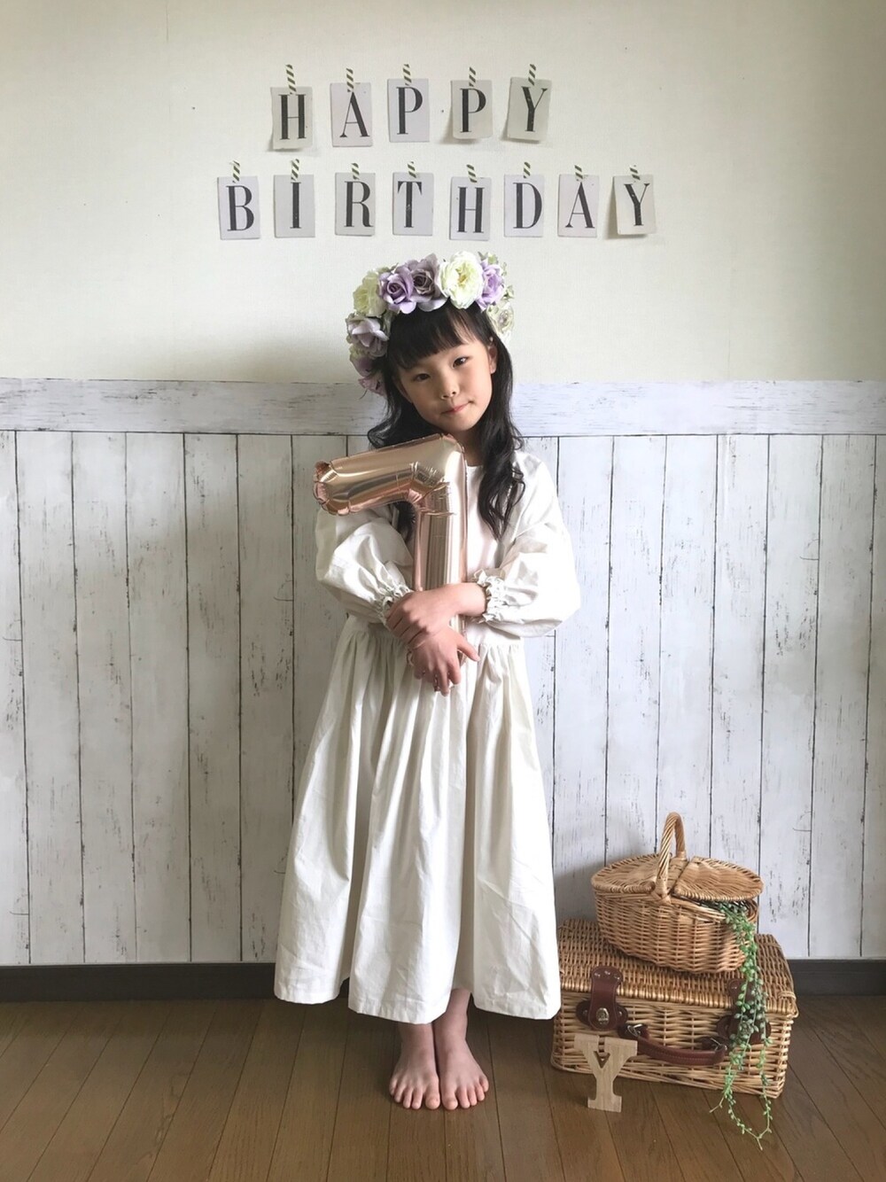 「キッズファッション、誕生日、誕生日コーデ、hokkoriko、ワンピース、バースデーフォト、バースデー、花冠、おめでとう！」｜「hokkorikoのアイテム（ワンピース、ホワイト系）」を使った、yuuu_soooさん（キッズ・110cm）の春コーディネートの1枚目の写真