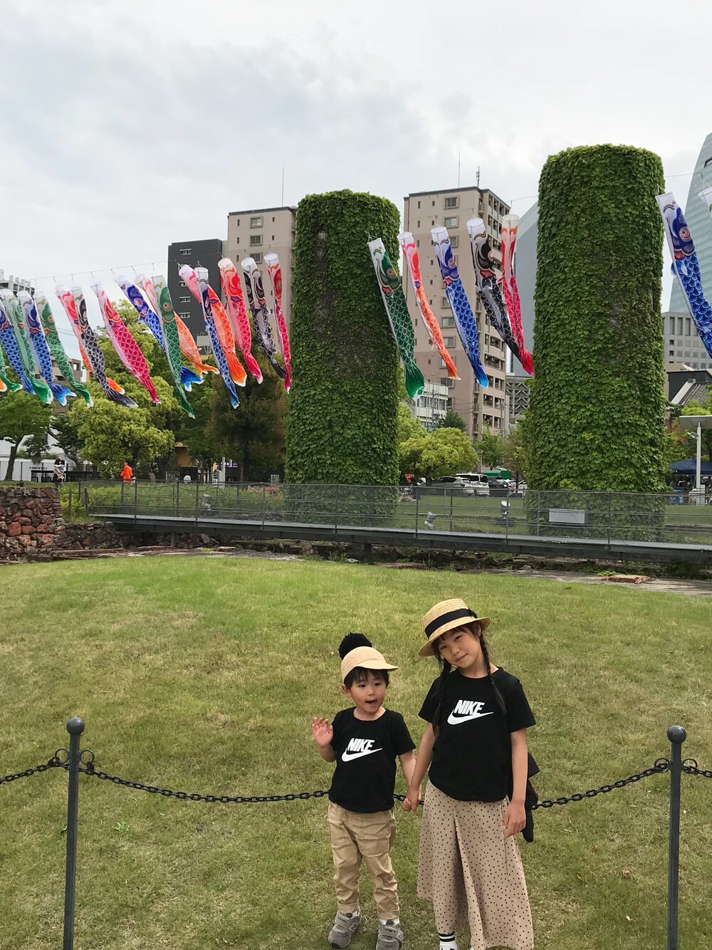 「kids、キッズコーデ、姉弟、リンクコーデ、GU、ワイドパンツ、ベイカーパンツ、ドット、スポーツミックス、ブラック×ベージュ」｜「koreaのアイテム（Tシャツ/カットソー、ブラック系）」を使った、yuuu_soooさん（キッズ・110cm）の春コーディネートの1枚目の写真