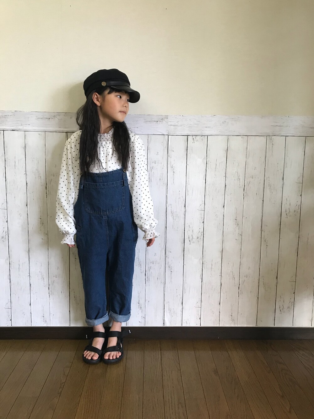 「春コーデ、キッズ、女の子、サロペット、グローバルワーク(GLOBAL WORK)、フリルトップス、キッズコーデ、ドット、マリンキャップ、スポサン」｜「koreaのアイテム（デニムパンツ、ブルー系）」を使った、yuuu_soooさん（キッズ・110cm）の春コーディネートの1枚目の写真