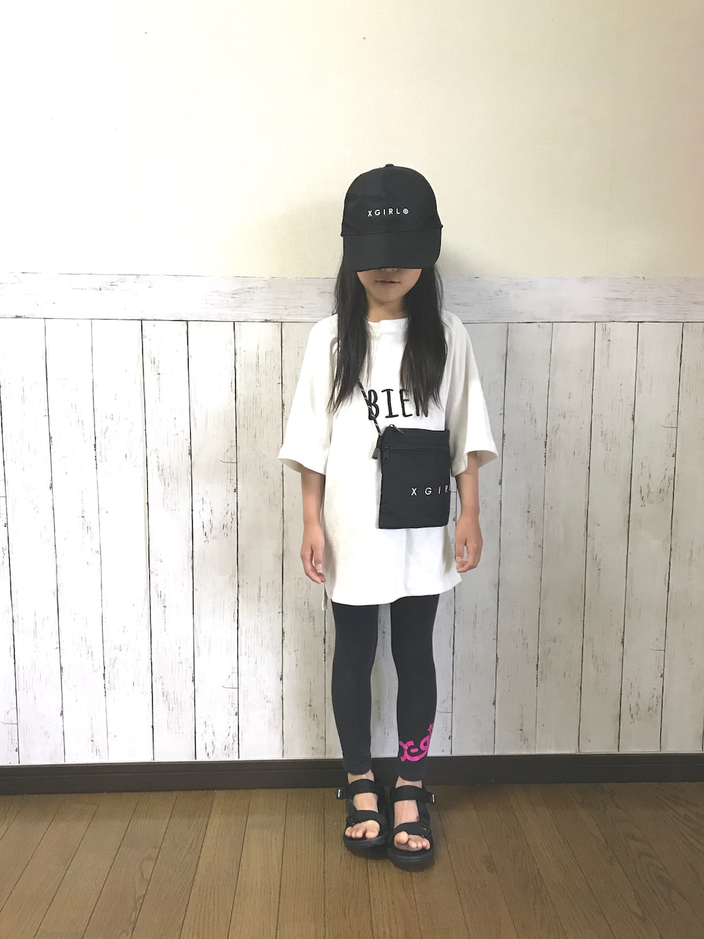 「おしゃれさんと繋がりたい、スポーティ、スポサン、x-girl stages、ムック本、付録バッグ、キャップ、キッズコーデ、女の子、カジュアル」｜「X-girlのアイテム（キャップ、ブラック系）」を使った、yuuu_soooさん（キッズ・110cm）の春コーディネートの1枚目の写真