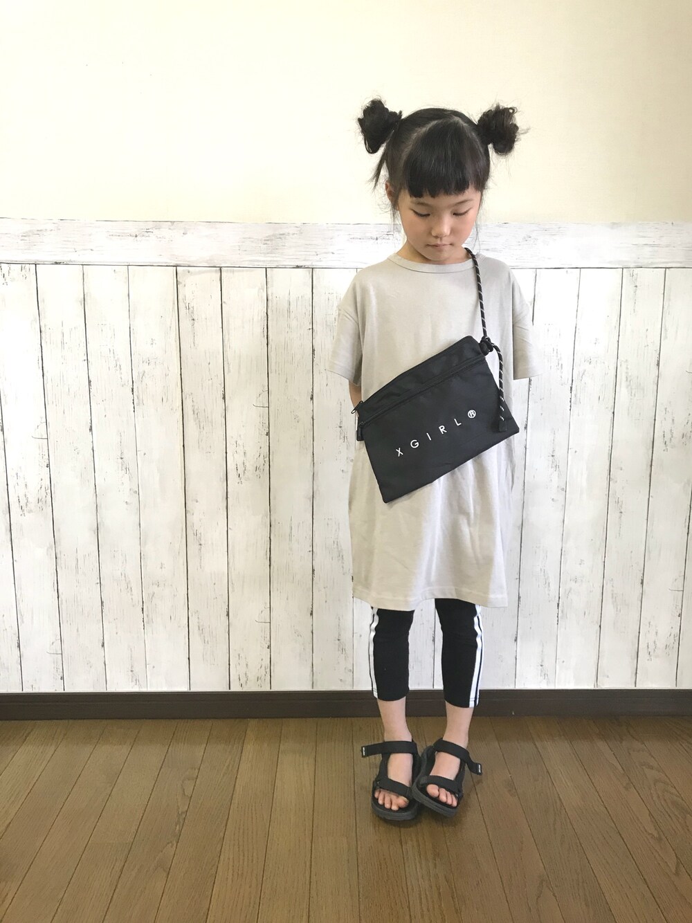 「おんなのこ、devirock、ビックT、グレージュ、ラインパンツ、スポサン、キッズコーデ、キッズファッション、カジュアル、サコッシュ」｜「devirockのアイテム（Tシャツ/カットソー、ベージュ系）」を使った、yuuu_soooさん（キッズ・110cm）の春コーディネートの1枚目の写真