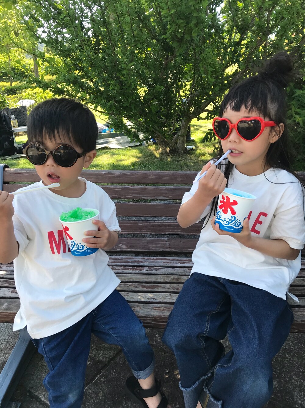 「キッズファッション、おしゃれさんと繋がりたい、姉弟、姉弟コーデ、リンクコーデ、赤ロゴ、ロゴT、休日スタイル、キッズコーデ、グローバルワーク(GLOBAL WORK)」｜「koreaのアイテム（Tシャツ/カットソー、ホワイト系）」を使った、yuuu_soooさん（キッズ・110cm）の春コーディネートの1枚目の写真