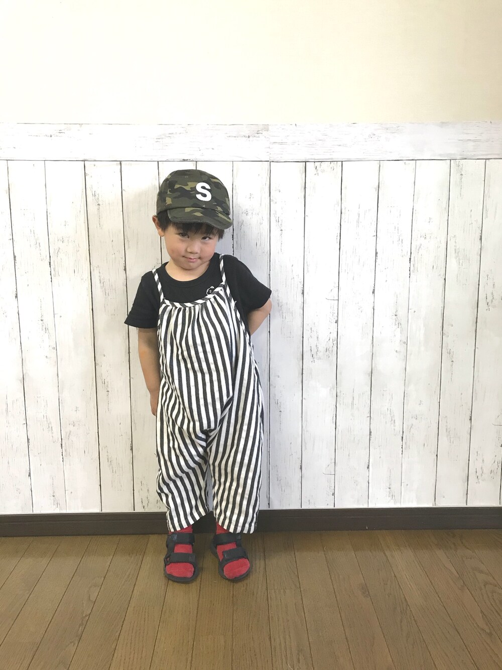「男の子、男の子コーデ、サロペット、ライトオン、キャップ、キッズコーデ、グローバルワーク(GLOBAL WORK)、赤ソックス、スポーツサンダル」｜「koreaのアイテム（サロペット/オーバーオール、ホワイト系）」を使った、yuuu_soooさん（キッズ・110cm）の春コーディネートの1枚目の写真