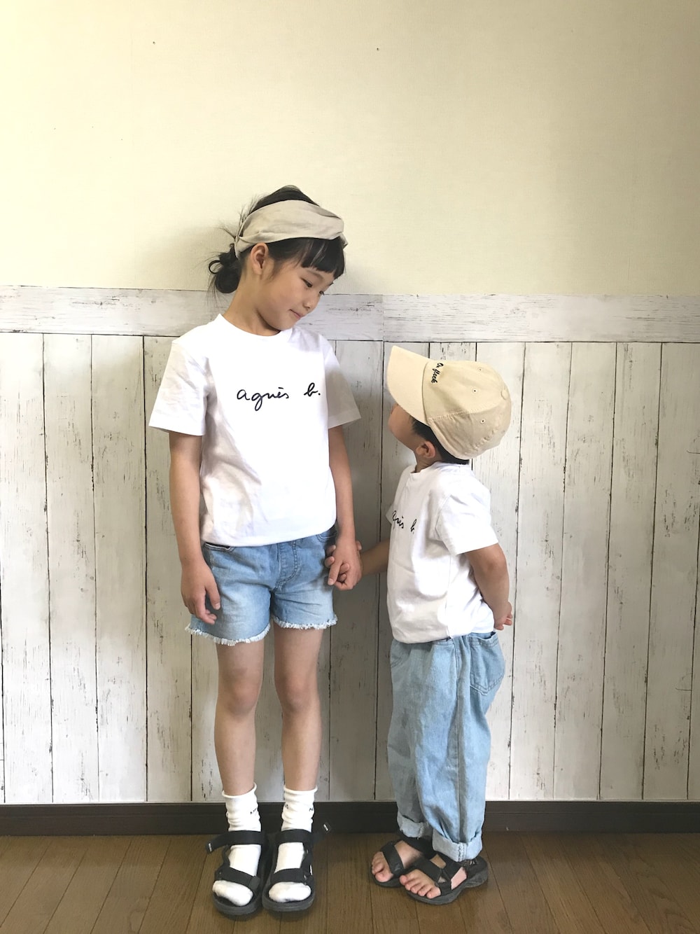「リンクコーデ、姉弟、アイロンプリント、グローバルワーク(GLOBAL WORK)、スポーツサンダル、LUPINUS、ヘアバンド、西松屋、キッズコーデ、キッズファッション」｜「LUPINUSのアイテム（ヘアバンド、ベージュ系）」を使った、yuuu_soooさん（キッズ・110cm）の春コーディネートの1枚目の写真