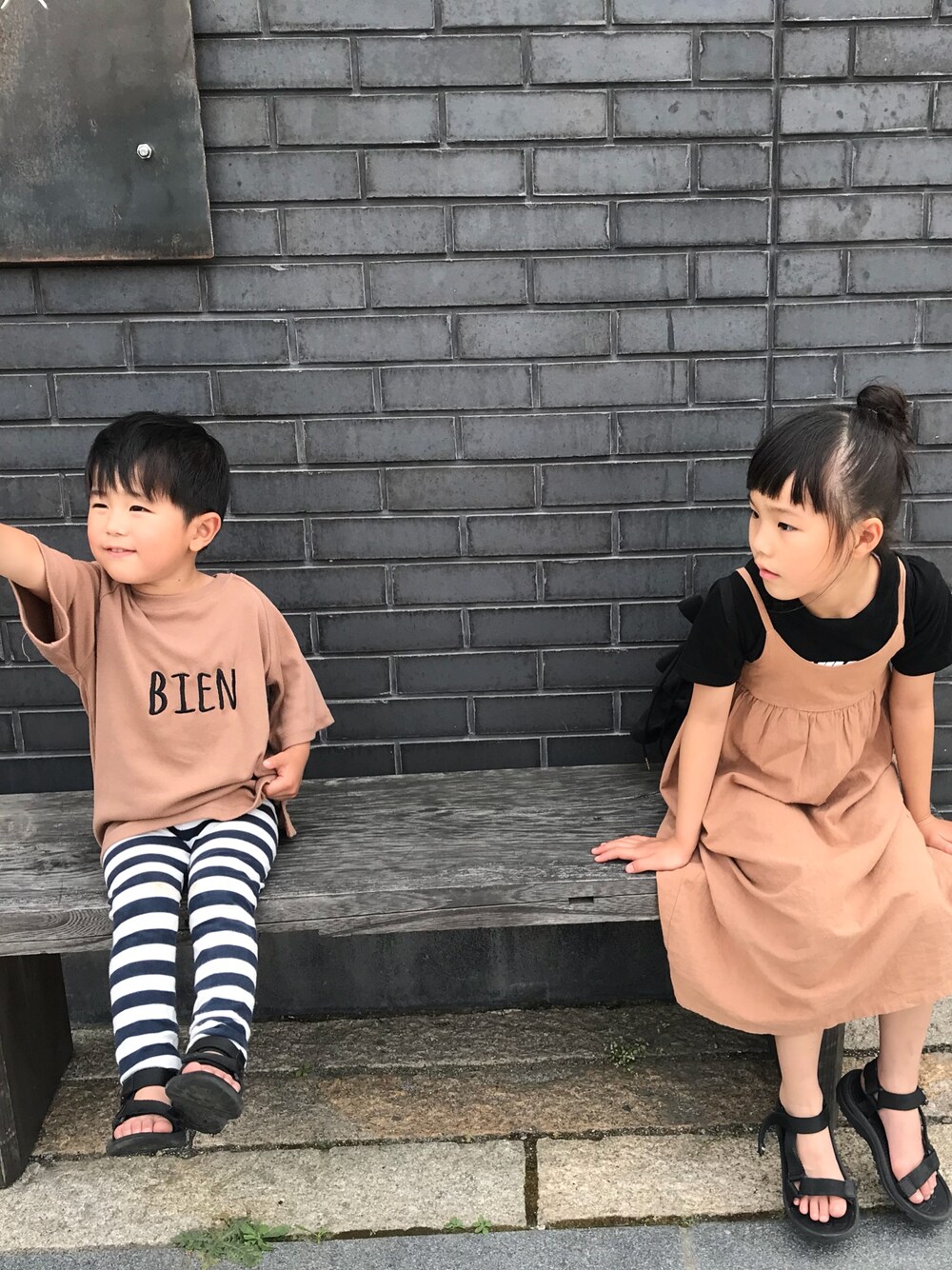 「キッズファッション、休日コーデ、姉弟、リンクコーデ、キッズコーデ、プチプラ、キャミワンピ、スポーツサンダル」｜「koreaのアイテム（Tシャツ/カットソー、ブラウン系）」を使った、yuuu_soooさん（キッズ・110cm）の春コーディネートの1枚目の写真
