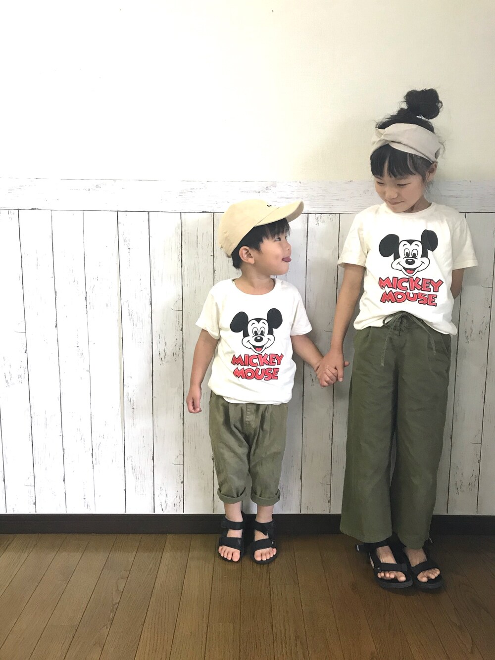 「グリーンフェス2018、ミッキー、グローバルワーク(GLOBAL WORK)、スポーツサンダル、リンクコーデ、姉弟、グリーン、カーキパンツ、LUPINUS」｜「GLOBAL WORKの【キッズ】プリントＴ半袖/791217（Tシャツ/カットソー、その他）」を使った、yuuu_soooさん（キッズ・110cm）の夏コーディネートの1枚目の写真