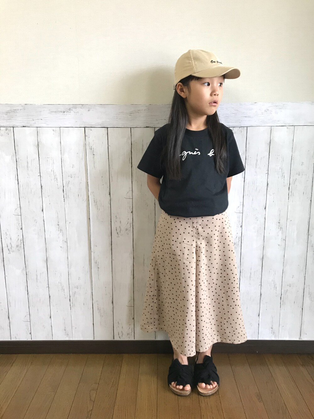 「女の子、カジュアル、GU、ドット、キャップ、アイロンプリント、キッズコーデ、キッズファッション、おしゃれさんと繋がりたい」｜「GUのアイテム（パンツ、ベージュ系）」を使った、yuuu_soooさん（キッズ・110cm）の夏コーディネートの1枚目の写真