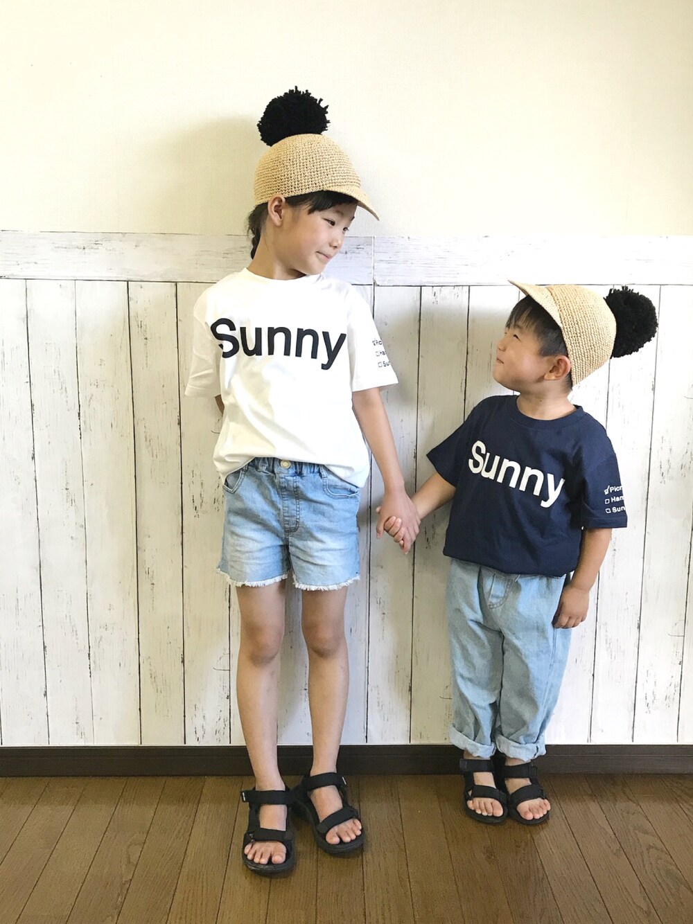 「夏コーデ、リンクコーデ、姉弟、THE SHOP TK、シンプルコーデ、キッズコーデ、スポサン、グローバルワーク(GLOBAL WORK)、Tシャツ」｜「THE SHOP TK の【WEB・一部店舗限定カラーあり】Sunny Tシャツ（Tシャツ/カットソー、ホワイト系）」を使った、yuuu_soooさん（キッズ・110cm）の夏コーディネートの1枚目の写真
