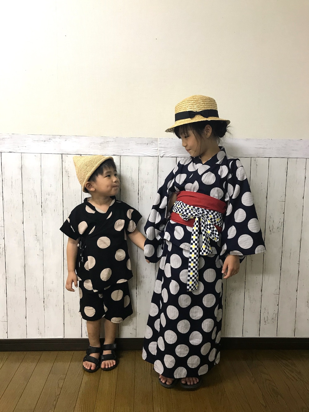 「キッズファッション、夏コーデ、おしゃれさんと繋がりたい、姉弟、リンクコーデ、浴衣、浴衣子供、ドット、アプレレクール、カンカン帽」｜「petitbebeのアイテム（浴衣、ブラック系）」を使った、yuuu_soooさん（キッズ・110cm）の夏コーディネートの1枚目の写真