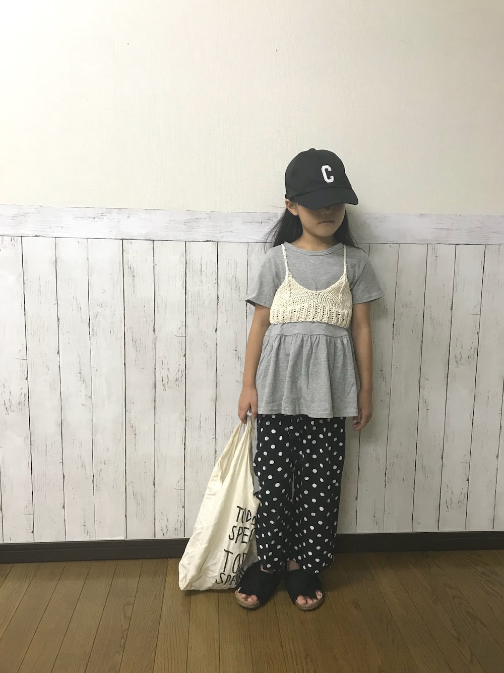 「女の子、キッズコーデ、ビスチェ、チュニック、カジュアル、ドット、evercloset、キャップ」｜「everclosetのアイテム（Tシャツ/カットソー、グレー系）」を使った、yuuu_soooさん（キッズ・110cm）の夏コーディネートの1枚目の写真