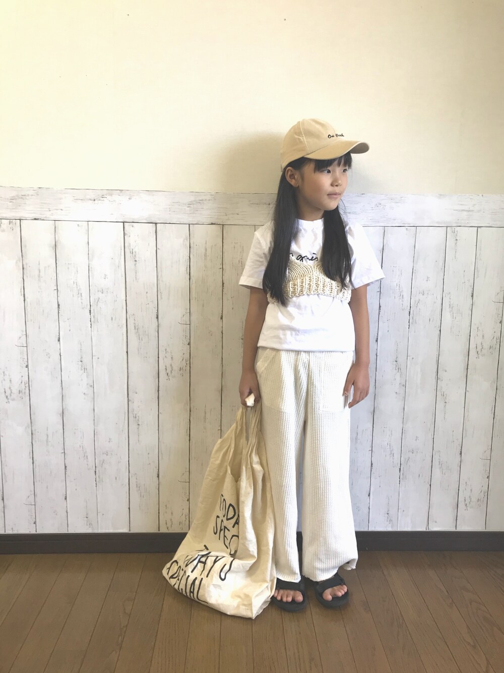 「夏のワントーンコーデ、キッズコーデ、シンプルコーデ、ホワイトコーデ、サーマルパンツ、チャオパニックティピー(CIAOPANIC TYPY)、かなぼんmade、kids、おしゃれさんと繋がりたい」｜「かなぼんビスチェ❤️のアイテム（キャミソール、ホワイト系）」を使った、yuuu_soooさん（キッズ・110cm）の夏コーディネートの1枚目の写真