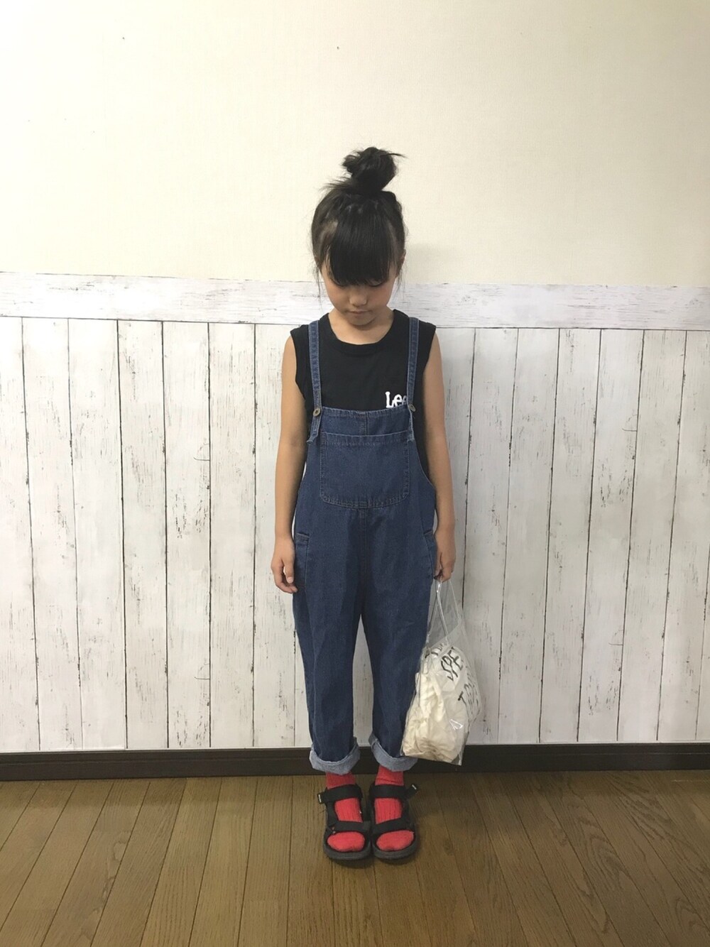 「夏コーデ、キッズファッション、女の子コーデ、カジュアル、サロペット、オーバーオール、スポサン、赤ソックス、クリアバッグ、おだんごヘアー」｜「koreaのアイテム（サロペット/オーバーオール、ブルー系）」を使った、yuuu_soooさん（キッズ・120cm）の夏コーディネートの1枚目の写真