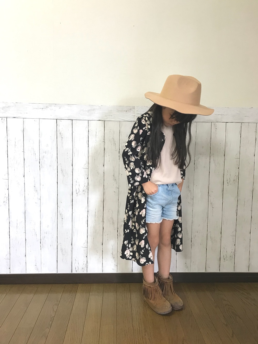 「秋服準備はじめました、むすめ服、ハット、花柄ワンピース、花柄ｶﾞｳﾝ、キッズコーデ、チャオパニックティピー(CIAOPANIC TYPY)、フリンジブーツ、秋のコーデ、kids」｜「Right-onのアイテム（ワンピース、ブラック系）」を使った、yuuu_soooさん（キッズ・120cm）の秋コーディネートの1枚目の写真