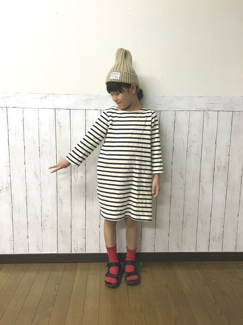 「ラブアンドピース2018、kidsfashion、ボーダー、無印良品、ボーダーワンピース、ニット帽、サンダルに靴下、赤ソックス、秋服準備はじめました」｜「しまむらのアイテム（ニットキャップ/ビーニー、ベージュ系）」を使った、yuuu_soooさん（キッズ・120cm）の秋コーディネートの1枚目の写真