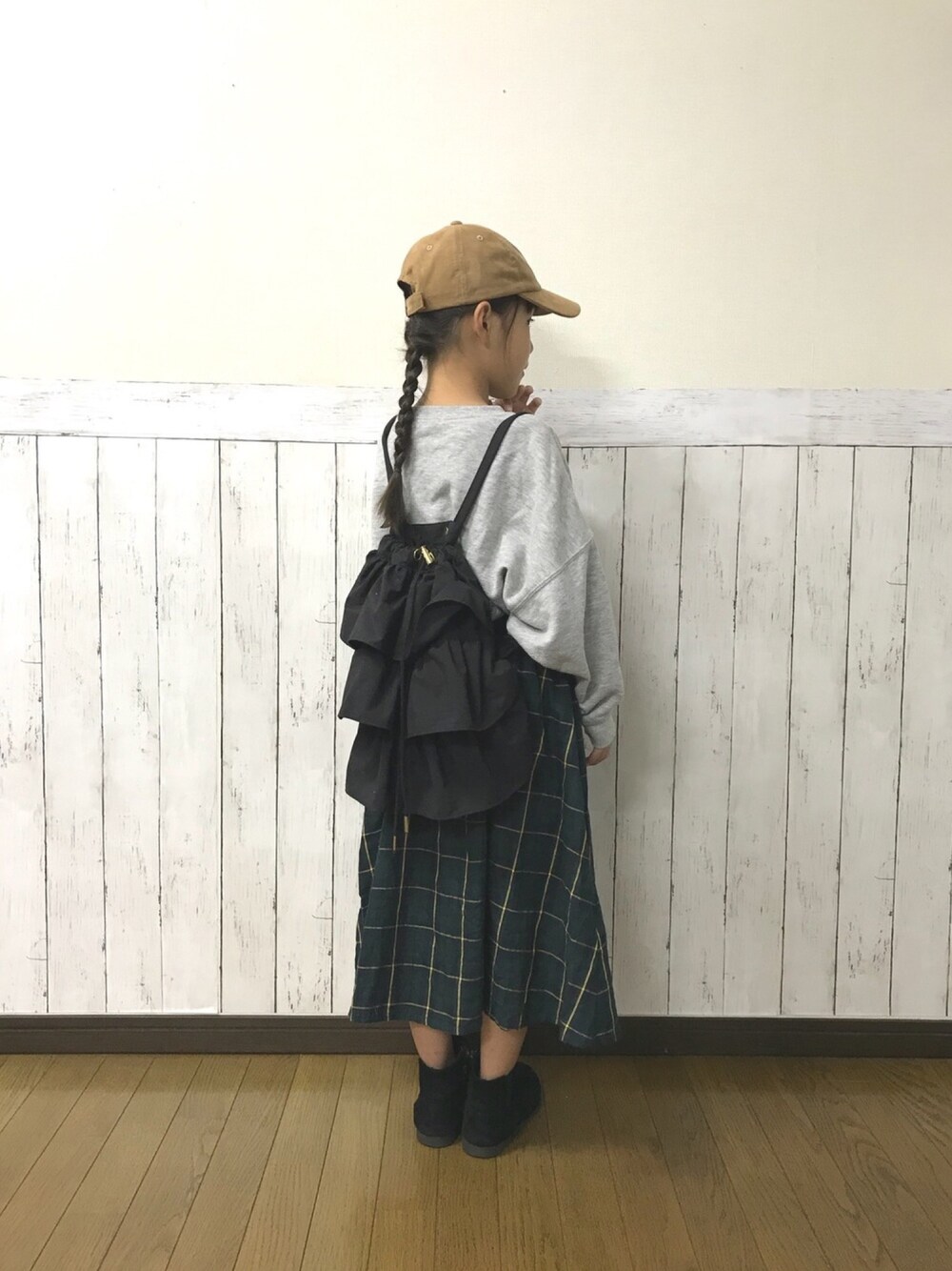 「秋のブラウンスタイル、秋コーデ、チェックスカート、チェッカーずまつり2018秋、キッズコーデ、カジュアル、女の子、グローバルワーク(GLOBAL WORK)、チャオパニックティピー(CIAOPANIC TYPY)、サイドゴアブーツ」｜「CIAOPANIC TYPYのフリルリュックサック（バックパック/リュック、ブラック系）」を使った、yuuu_soooさん（キッズ・120cm）の秋コーディネートの1枚目の写真