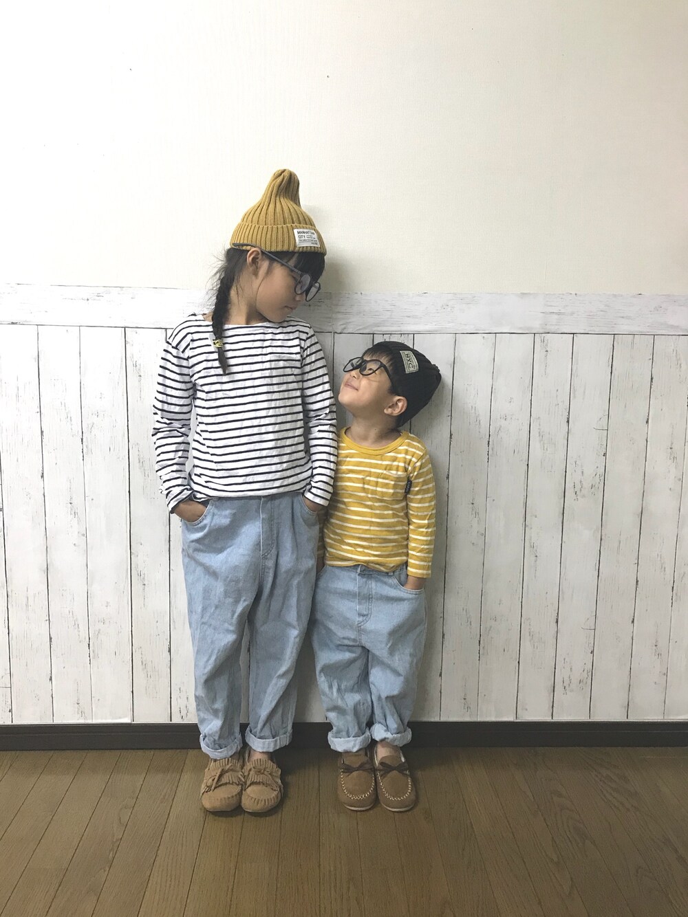「からしいろまつり2018、リンクコーデ、シミラールック、シンプルコーデ、カジュアル、ボーダー、ニット帽、モカシン、マスタード、ダテメガネ」｜「koreaのアイテム（Tシャツ/カットソー、ホワイト系）」を使った、yuuu_soooさん（キッズ・120cm）の秋コーディネートの1枚目の写真