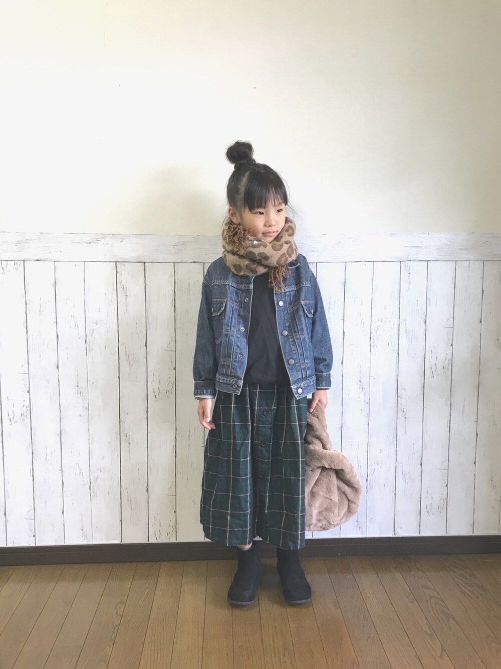 「オシャレパッソ、レオパードらぶフェス、レオパード、秋のコーデ、おだんごヘアー、デニムジャケット、キッズコーデ、GU、チェック、サイドゴアブーツ」｜「LOWRYS FARMのアイテム（ストール/ショール、ブラウン系）」を使った、yuuu_soooさん（キッズ・120cm）の秋コーディネートの1枚目の写真