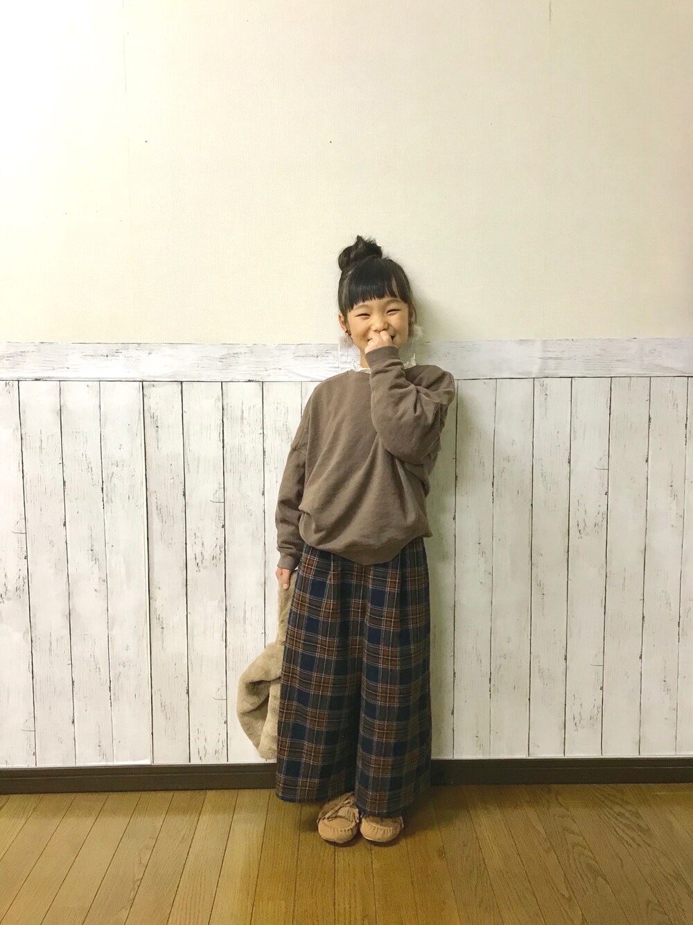 「秋コーデ、キッズコーデ、女の子、シンプルコーデ、devirock、フリルトップス、スウェット、GU、チェック」｜「devirockのワイドショート丈スウェット長袖トレーナー（スウェット、ブラウン系）」を使った、yuuu_soooさん（キッズ・120cm）の秋コーディネートの1枚目の写真