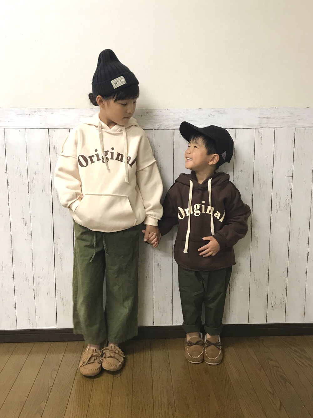 「パーカーフェス2018、パーカー、姉弟、姉弟コーデ、リンクコーデ、シミラールック、devirock、モカシン、キッズコーデ」｜「@ririysshopのアイテム（パーカー、ブラック系）」を使った、yuuu_soooさん（キッズ・120cm）の冬コーディネートの1枚目の写真