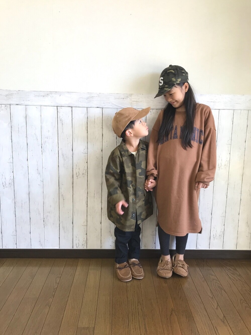 「kids、姉弟、リンクコーデ、シミラールック、カモフラ、キャメル、モカシン、バースデイ、ワンピース」｜「Birthdayのアイテム（ワンピース、ブラウン系）」を使った、yuuu_soooさん（キッズ・120cm）の冬コーディネートの1枚目の写真
