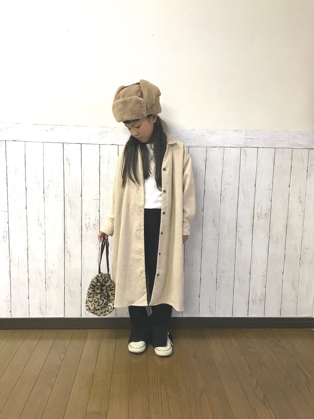 「アイラブCONVERSE、コンバース、チャオパニックティピー(CIAOPANIC TYPY)、コーデュロイワンピ、リブニットパンツ、petit main、レオパード、フライトキャップ」｜「CIAOPANIC TYPYの【ママとおそろい】コーデュロイAラインワンピース（ワンピース、ホワイト系）」を使った、yuuu_soooさん（キッズ・120cm）の冬コーディネートの1枚目の写真