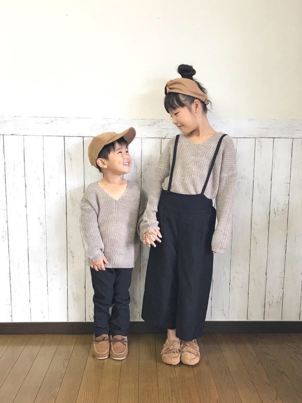 「kids、姉弟、リンクコーデ、シミラールック、チャオパニックティピー(CIAOPANIC TYPY)、サロペット、モカシン、ベージュ、フライトキャップ、2018マイベストコーデ」｜「CHUM CHUMのアイテム（パンツ、ブラック系）」を使った、yuuu_soooさん（キッズ・120cm）の秋コーディネートの1枚目の写真