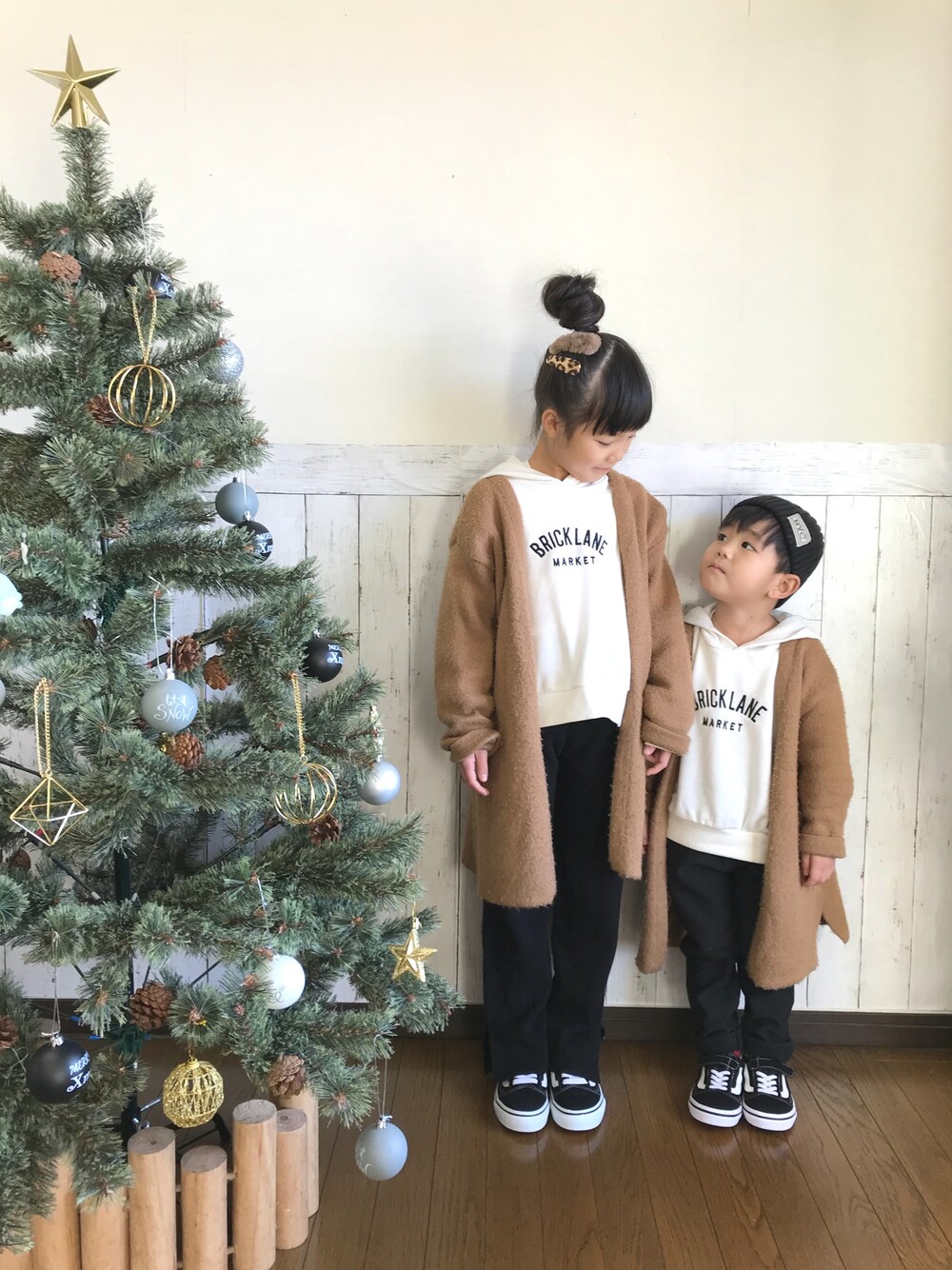 「2018マイベストコーデ、シンプルコーデ、姉弟、おそろいコーデ、リンクコーデ、リブニットパンツ、ブランシェス、petit main、グローバルワーク(GLOBAL WORK)、オールドスクール」｜「GLOBAL WORKの【キッズ】セッケツガウンカーデ/766677（カーディガン/ボレロ、ブラウン系）」を使った、yuuu_soooさん（キッズ・120cm）の冬コーディネートの1枚目の写真
