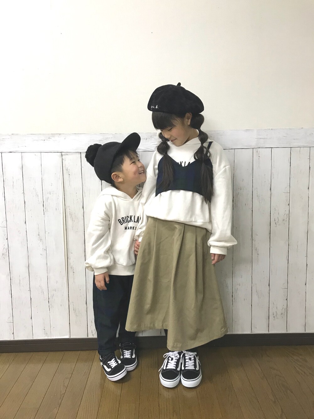 「リンクコーデ、グローバルワーク(GLOBAL WORK)、パーカー、hokkoriko、チノスカート、サルエルパンツ、カジュアル、シミラールック、姉弟」｜「GLOBAL WORKの【キッズ】ボリュームソデパーカー長袖/813690（パーカー、ホワイト系）」を使った、yuuu_soooさん（キッズ・120cm）の冬コーディネートの1枚目の写真