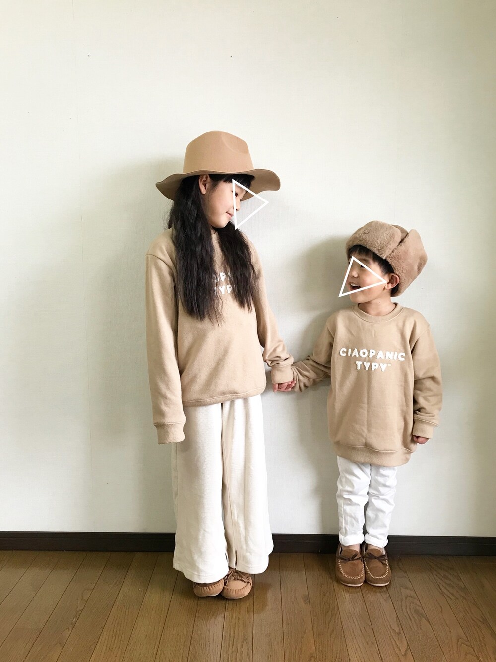 「キッズコーデ、姉弟、ベージュ、チャオパニックティピー(CIAOPANIC TYPY)、GU、フライトキャップ、ハット、モカシン」｜「CIAOPANIC TYPYのサガラ刺繍スウェットプルオーバー（スウェット、ベージュ系）」を使った、yuuu_soooさん（キッズ・120cm）の冬コーディネートの1枚目の写真