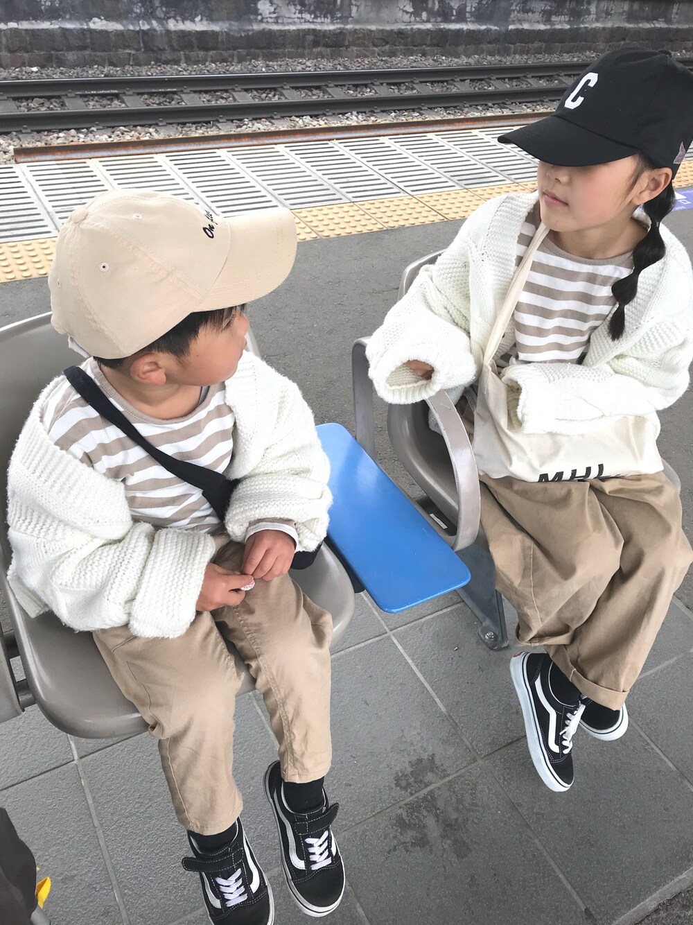 「キッズコーデ、姉弟、エクリュ、消えそうな色コーデ、ベージュ、ケーブルニット、ボーダー、オールドスクール、リンクコーデ」｜「Catherine Cottageのボーダー長袖カットソー（Tシャツ/カットソー、ベージュ系）」を使った、yuuu_soooさん（キッズ・120cm）の春コーディネートの1枚目の写真